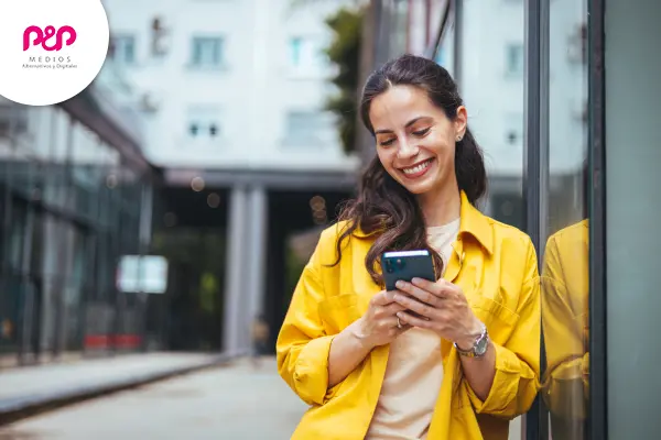 Mujer revisando su celular